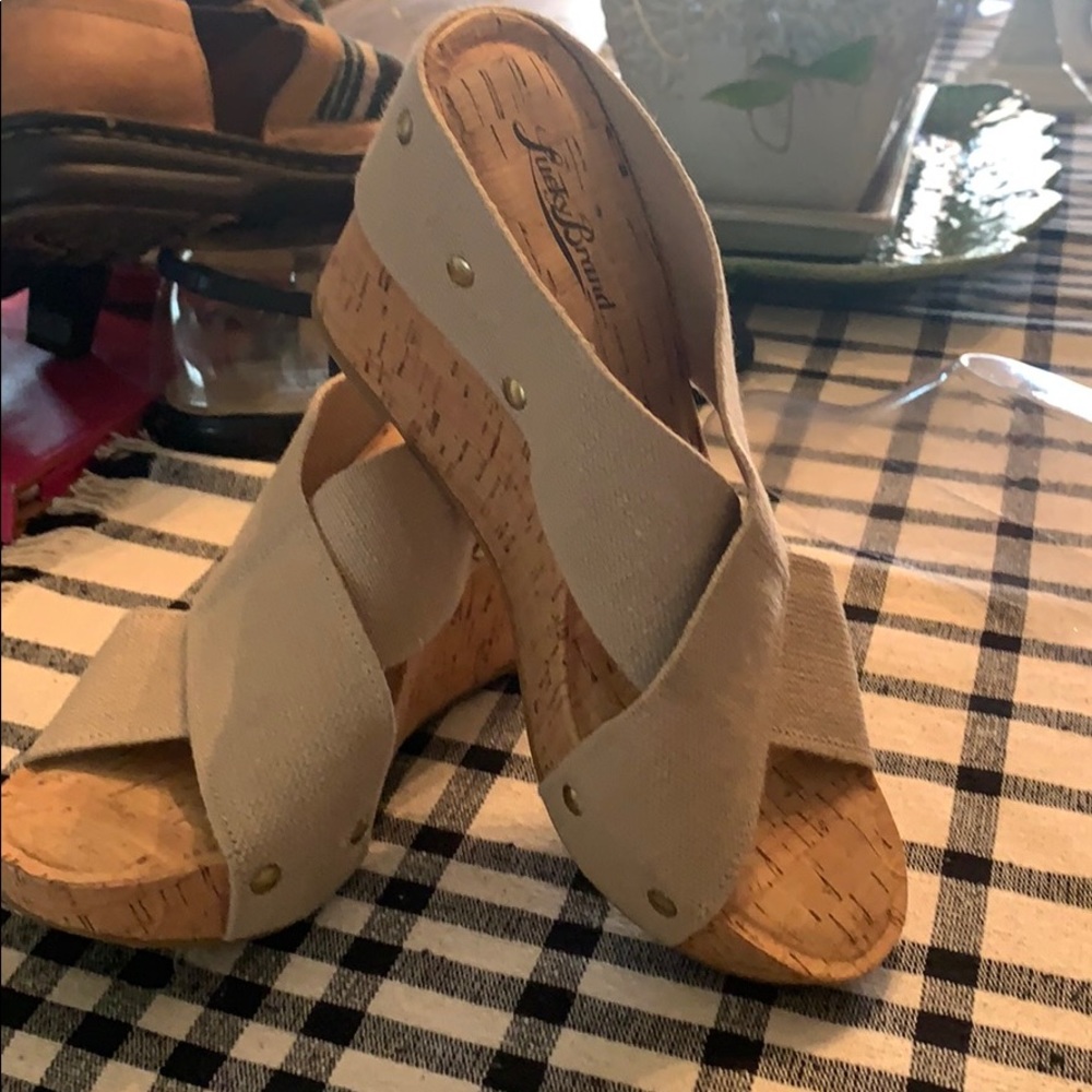 BeautifulA Lucky Brand Cork